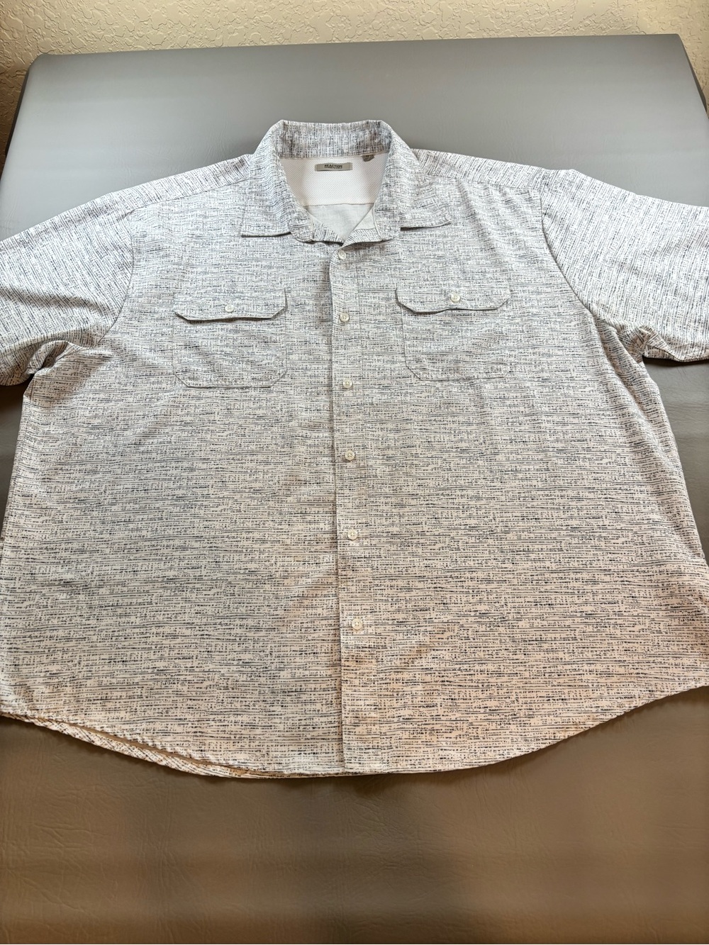 Kenneth Cole Reaction Men's Short-Sleeve Button-Up Shirt in Light Heather Gray